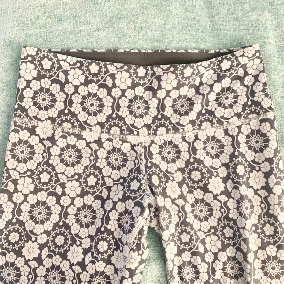 SOLD Lululemon Wunder Under Crop Leggings in Twiggy Floral Nimbus Size 4 - Picture 7 of 8